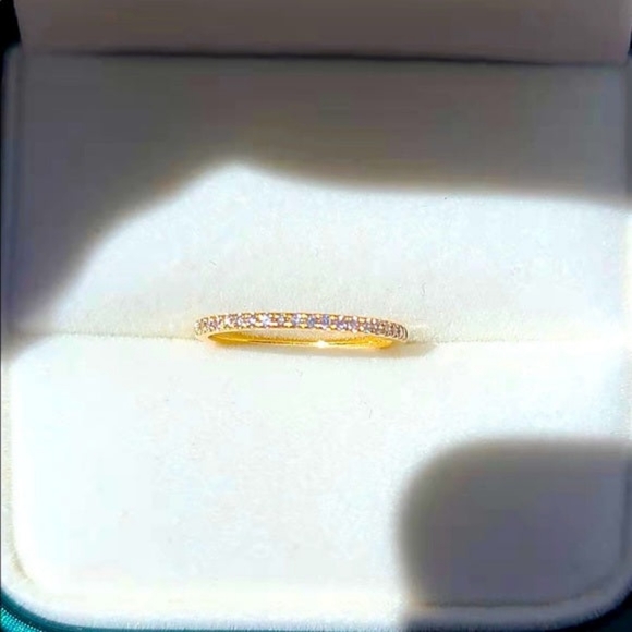 Solid 18k gold diamond band - Picture 10 of 11